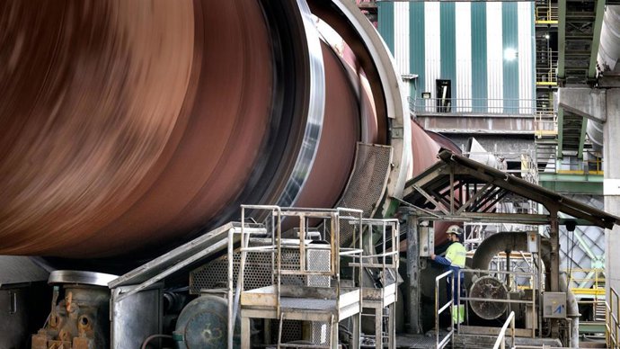 Archivo - Fábrica de cemento.