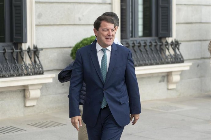 El presidente de la Junta de Castilla y León, Alfonso Fernández Mañueco, a su llegada al Congreso de los Diputados. Archivo.