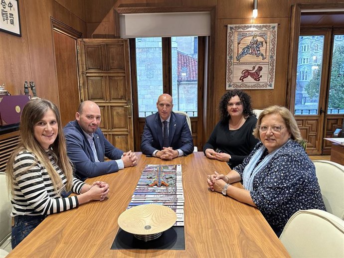 José Antonio Diez preside la reunión con miembros de Cruz Roja.