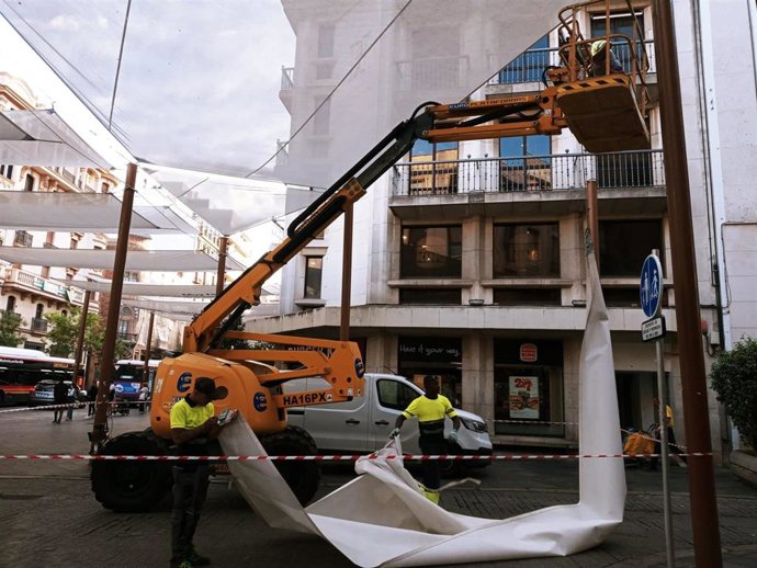 Operarios inician el desmontaje de los toldos contra el calor en La Campana