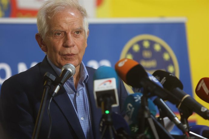 Borrell atendiendo a la prensa en la Base Naval de Rota.