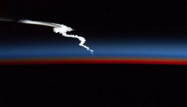 Esrtela de un cohete espacial en la atmósfera captada desde la ISS