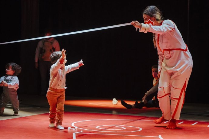 L Festival de las Artes del Movimiento FAM, que organiza Auditorio de Tenerife, propone para este sábado el espectáculo de danza interactivo para toda la familia 'Paisatges. Estudi #1. La geometría del vínculo', de CreaMoviment