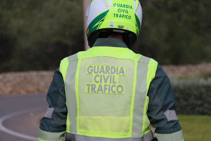 Archivo - Agente en un control de la Guardia Civil de Tráfico.