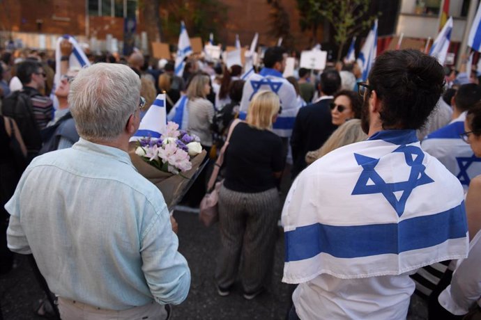 Manifestantes aplauden durante una concentración en apoyo a Israel, frente a la Embajada de Israel, a 10 de octubre de 2023, en Madrid (España)