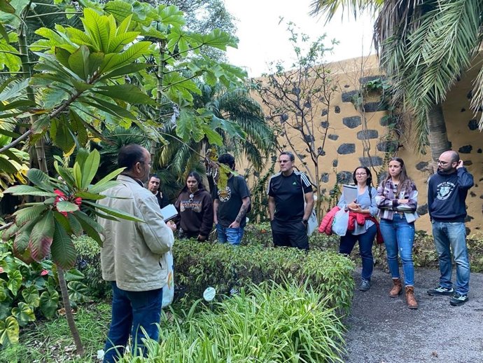 Voluntarios ambientales en el Jardín Botánico de La Orotava