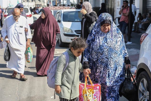 Imagen de archivo de palestinos huyendo por los bombardeos de Israel sobre la Franja de Gaza.