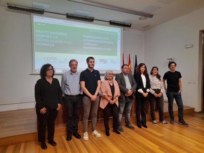 El presidente del Parlamento, Unai Hualde, junto a los participantes en la presentación de la herramienta de seguimiento del Pacto de la Pobreza