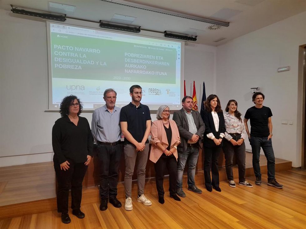 El presidente del Parlamento, Unai Hualde, junto a los participantes en la presentación de la herramienta de seguimiento del Pacto de la Pobreza