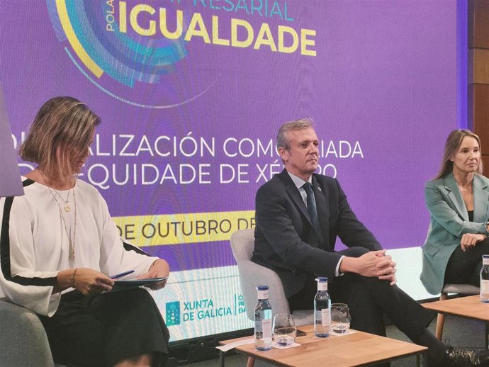 El presidente de la Xunta, Alfonso Rueda (centro), en la inauguración del III Foro Empresarial pola Igualdade, en la sede de la Confederación de Empresarios de Pontevedra (CEP), en Vigo.