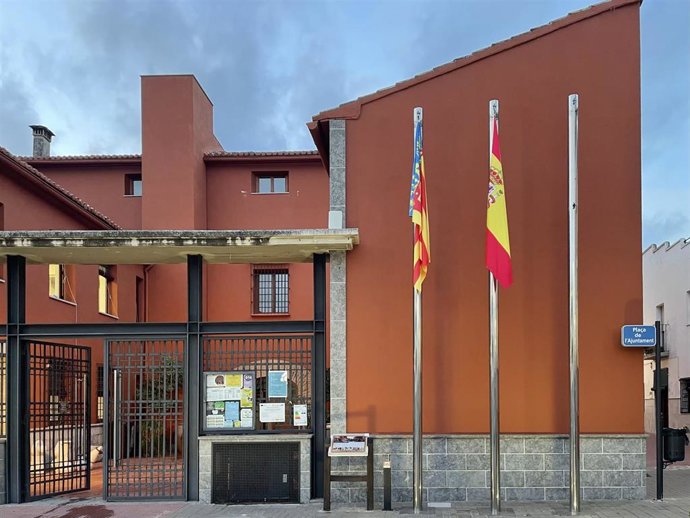 Fachada del Ayuntamiento de Potries sin la bandera de la Unión Europea