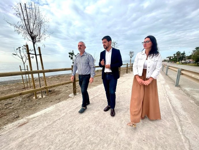 L vicepresidente de Infraestructuras y Territorio Sostenible de la Diputación en un tramo de la Senda Litoral de Benajarafe a Chilches junto a la teniente de alcalde de Benajarafe y Chilches, y el concejal de Infraestructuras