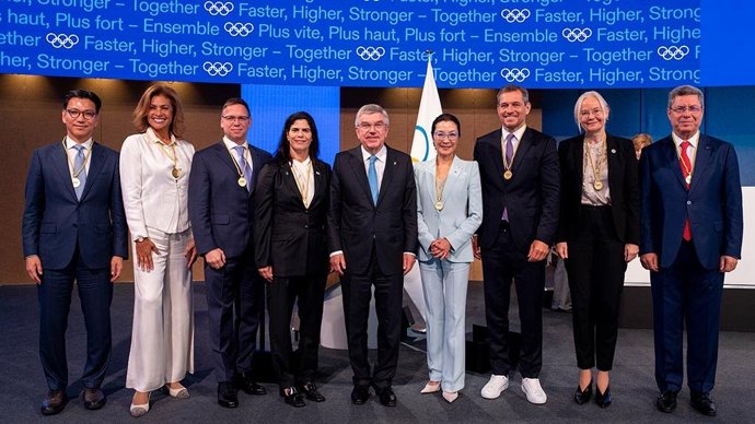 Thomas Bach, presidente del COI, junto a los nuevos ocho miembros