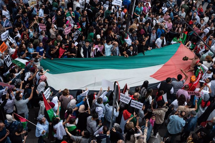 Vista general de varias personas con una bandera de Palestina durante una manifestación en apoyo al pueblo palestino, desde la Puerta del Sol, a 15 de octubre de 2023, en Madrid (España).