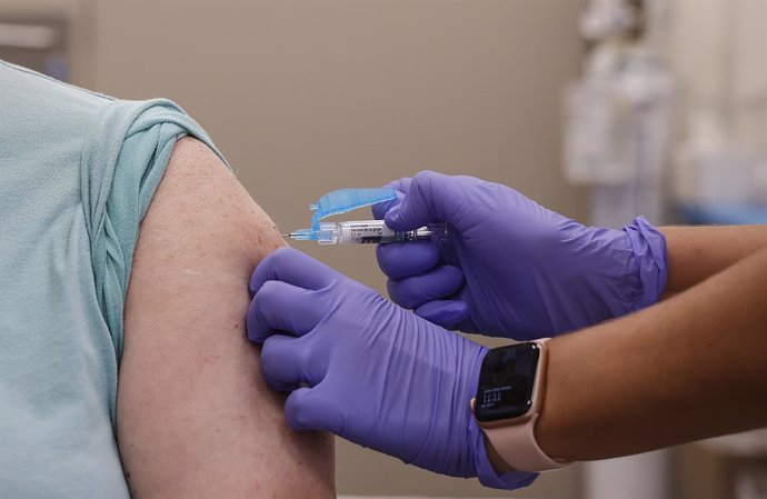 Una mujer se vacuna durante el inicio de la campaña de vacunación frente a la gripe y la Covid-19, en el centro de salud Alfahuir, a 16 de octubre de 2023, en Valencia, Comunidad Valenciana (España). Hoy se ha realizado el inicio de la campaña de vacunaci