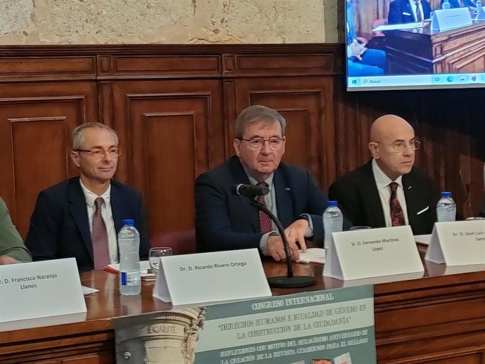 El secretario de Estado de Memoria Democrática, Fernando Martínez López (centro), en la inauguración del Congreso