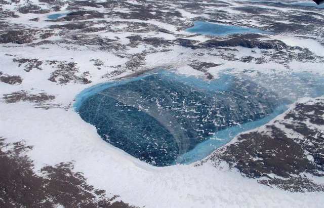 Groenlandia está salpicada de lagos de agua de deshielo congelados