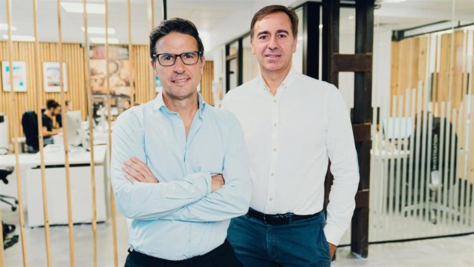 Edorta Aurrekoetxea y Jokin Totorika, socios consultores de Laluca, en sus oficinas de Las Arenas (Getxo)