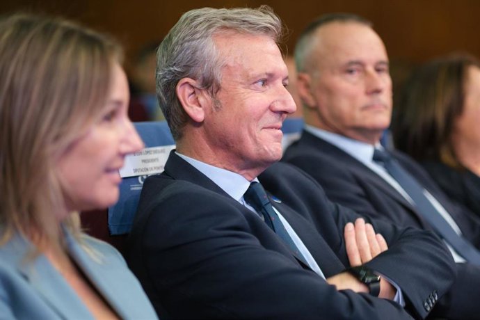 El presidente de la Xunta., Alfonso Rueda (centro), en la inauguración del III Foro Empresarial pola Igualdade, en la sede de la CEP en Vigo, a 17 de octubre de 2023.