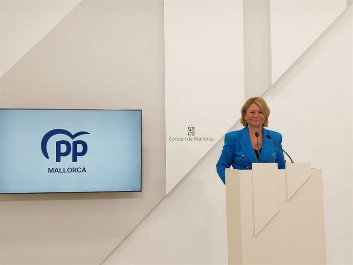 La portavoz del PP en el Consell de Mallorca, Núria Riera, en rueda de prensa.