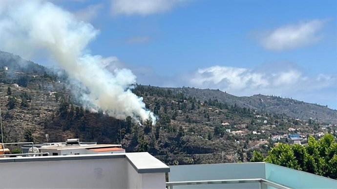 Archivo - Se declara un conato de incendio en la zona del Jesús, en el municipio de Tijarafe. Se han desplazado para trabajar en la zona dos helicópteros de la BRIF, un técnico, un agente, cuatro retentes y dos autobombas, además del helicóptero del GES