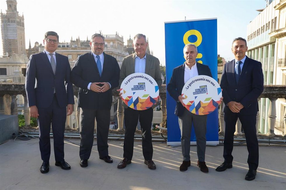 Sanz y Maceda reciben sendos platos conmemorativos del Día de la Hostelería.