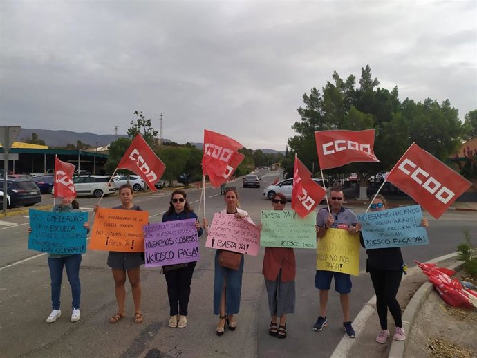 Protesta de las trabajadoras de la escuela infantil ubicada en la sede de La Legión en Viator (Almería).
