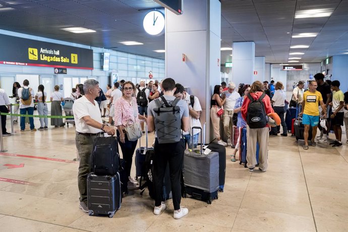 Archivo - Llegada de pasajeros a la terminal 1 del aeropuerto Adolfo Suárez Madrid-Barajas, a 14 de agosto de 2023, en Madrid (España). Los aeropuertos de Aena han terminado el mes de julio de 2023 con récord de pasajeros: 29.762.051, un 10% más que en 