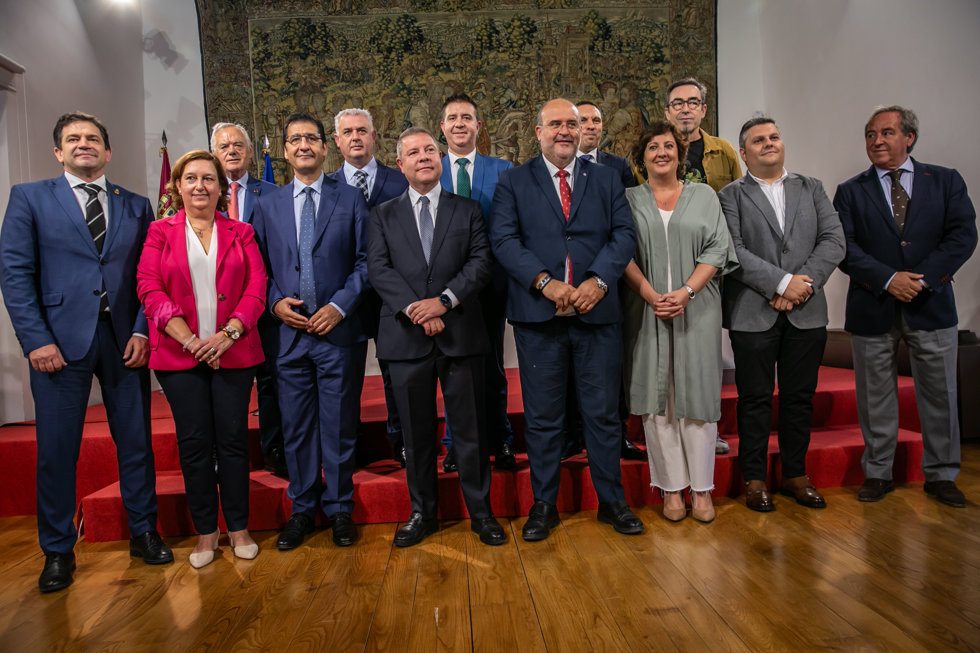 El presidente firma con las diptuaciones y agentes sociales el Plan de Empleo
