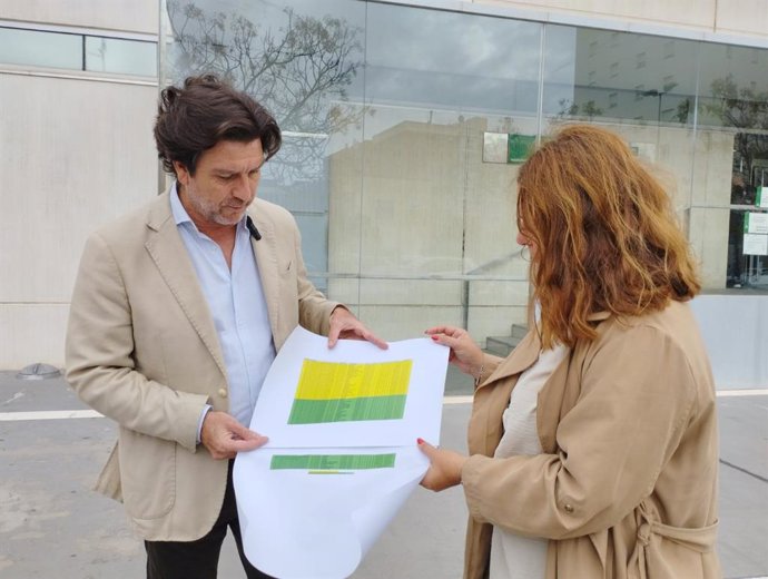 El portavoz de la Ejecutiva Provincial del PSOE de Huelva y parlamentario andaluz, Enrique Gaviño, junto a al secretaria de Organización, Rosa Tirador, mostrando el listado de caminos rurales de la provincia.