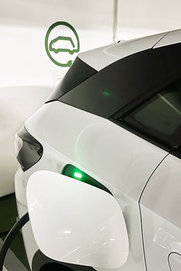 Coche eléctricos en un punto de recarga