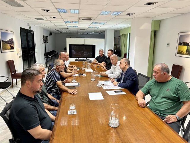 Encuentro de trabajo de la Junta  con los representantes de la Federación Andaluza de Mariscadores a Pie y el resto de las asociaciones del sector.