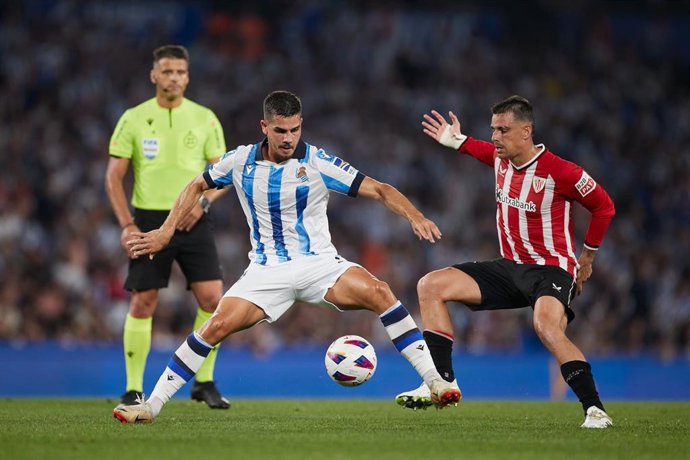 El delantero de la Real Sociedad André Silva sufre una lesión en el músculo sóleo de su pierna derecha