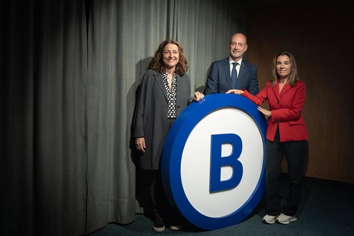 La ceo de Barcelona Global, Merc Conesa; el director general adjunto de Banco Sabadell, Xavier Comerma, y la presidenta de la entidad, Maite Barrera, posan durante la presentación del VI International Talent Monitor.