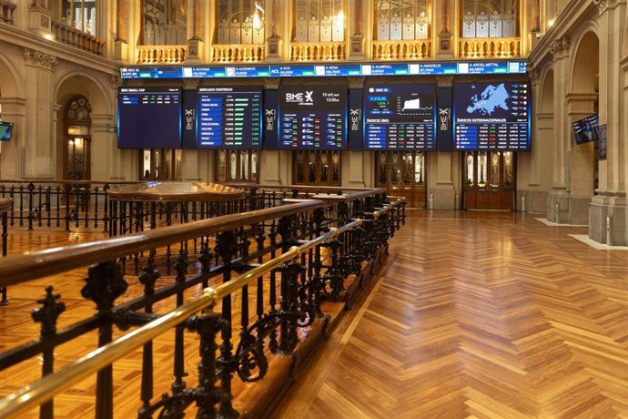Paneles del Ibex 35 en el Palacio de la Bolsa de Madrid, a 10 de octubre de 2023, en Madrid (España).