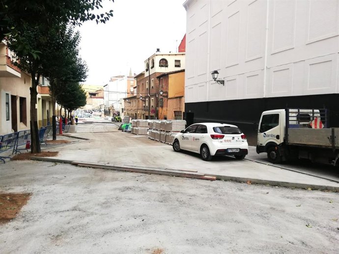 Obras en la calle El Horno, en el barrio de La Villanueva de Logroño, en octubre de 2023