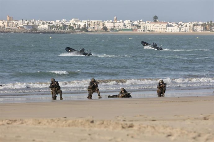 Unidades militares de Estados miembros de la Unión Europea realizan un ejercicio de desembarco en una playa en Rota (Cádiz) dentro del ejercicio Livex de la UE.