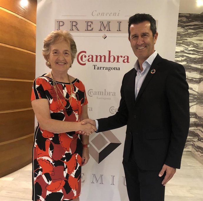 La presidenta de la Cámara de Comercio de Tarragona, Laura Roigé, y el director general de Messer Ibérica, Rubén Folgado, han firmado el convenio Premium.