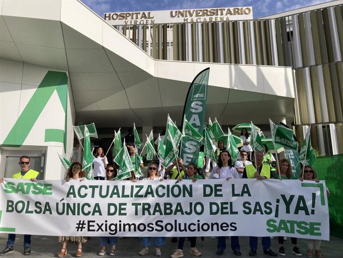 Profesionales protestan en Sevilla para exigir la "inmediata actualización" de la Bolsa de Empleo del SAS