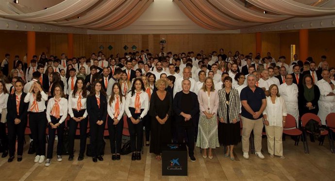 El chef Ferrán Adri junto a la directora territorial de Caixabanck en Baleares, María Cruz Rivera, y la directora de la EHIB, María Llompart.