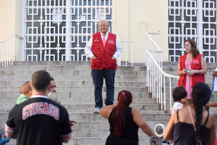 Archivo - Personas en riesgo de exclusión recogen ropa donada de la Fundación Madrina en la Plaza de San Amaro, a 16 de agosto de 2023, en Madrid (España). La entidad de carácter benéfico asistencial, Fundación Madrina, celebra una nueva entrega de la