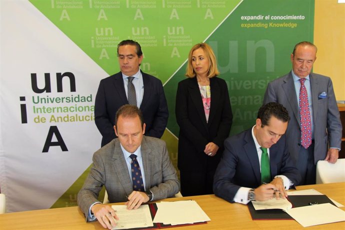 Firma del convenio para la creación del Aula Oleícola Innova