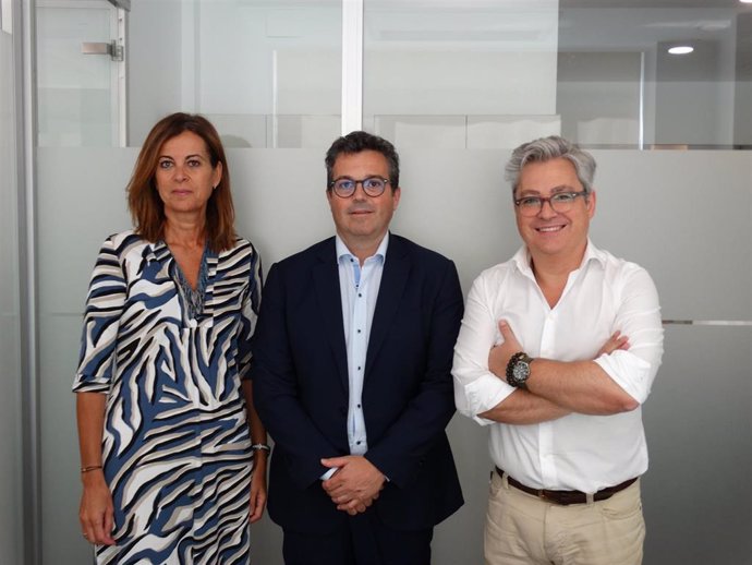 La directora de Internacionalización de Cofides, Ana Cebrián; el ceo de Masdeu, David Masdeu, y el director corporativo del departamento de Inversiones de Cofides Miguel Ángel Ladero.