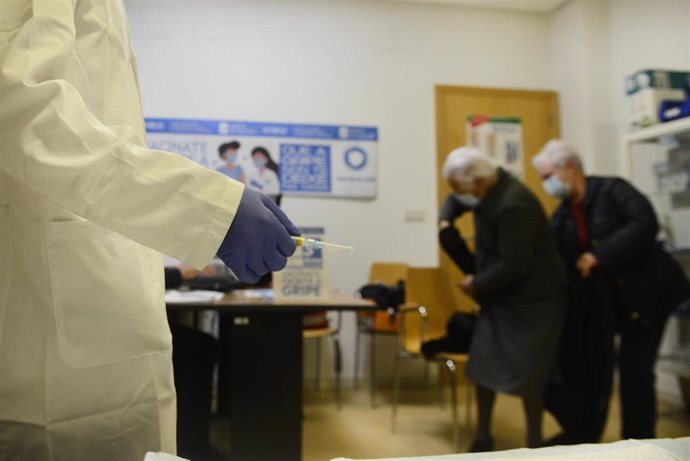 Archivo - Un enfermero prepara una vacuna contra la gripe para administrarsela a varios ancianos, a 25 de octubre de 2021, en Ourense, Galicia, (España). El Servizo Galego de Saúde (Sergas) amplia desde este lunes la vacunación antigripal a personas de 