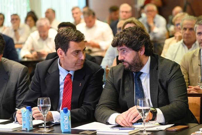 José Ramón Díez de Revenga, junto al presidente del Gobierno murciano, Fernando López Miras