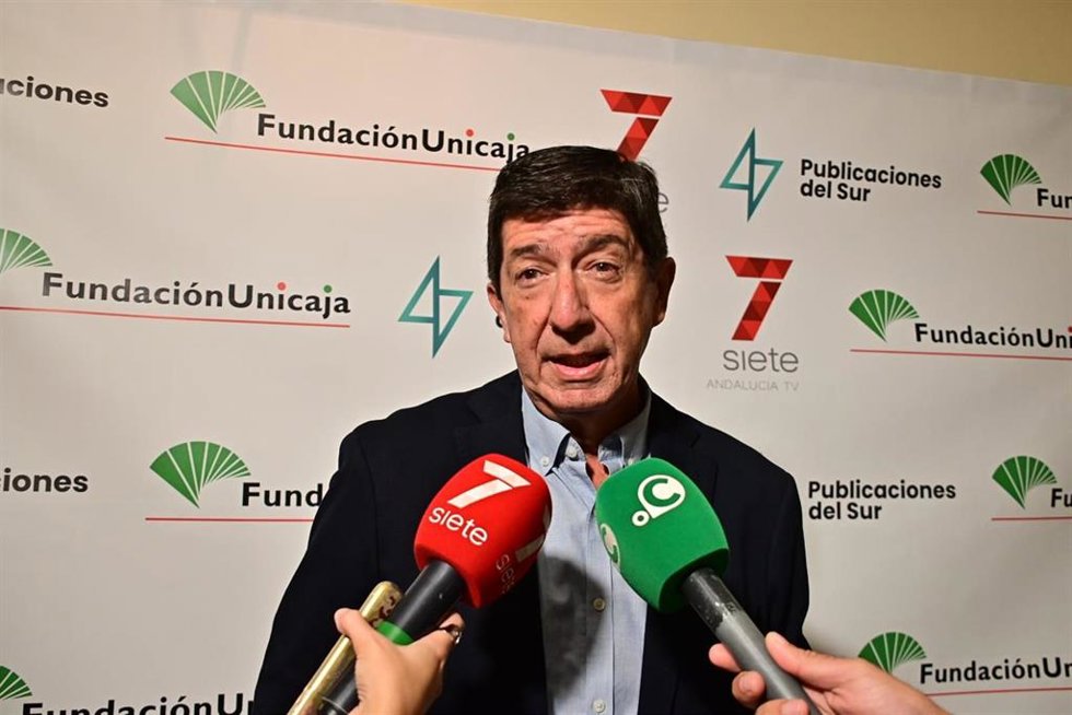 Juan Marín atiende a la prensa antes de las jornadas organizadas por Publicaciones del Sur en Cádiz.