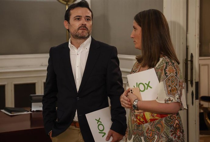 Archivo - El diputado de Vox Joaquín Alés y la síndica del grupo, Ana Vega, a su llegada a una junta de síndics en Les Corts