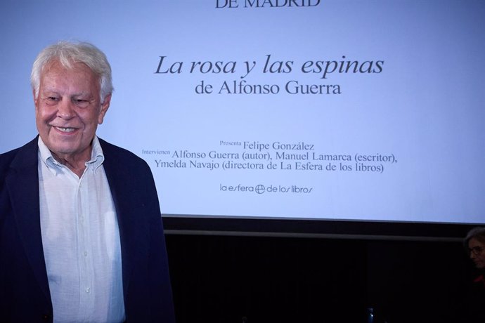 El expresidente del Gobierno, Felipe González, durante la presentación de su nueva obra 'La rosa y las espinas', en el Ateneo de Madrid, a 20 de septiembre de 20213, en Madrid (España).
