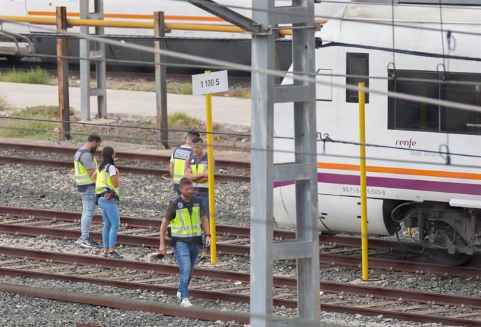 La policía junto a los dos trenes donde fue localizado el joven cordobés Álvaro Prieto.