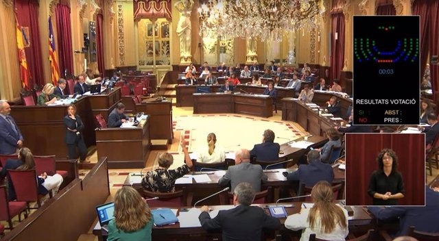 Los diputados del Parlament votan la moción del PSIB-PSOE.